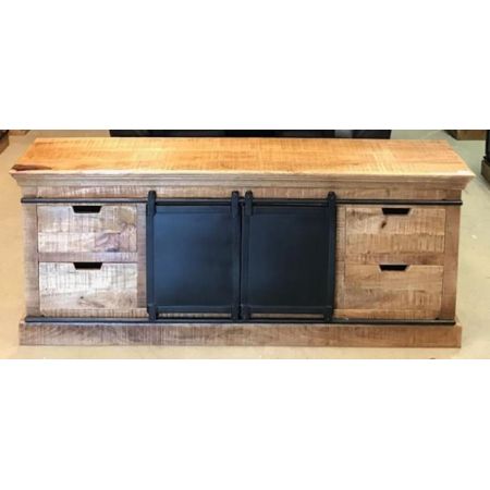 Industrielles Sideboard mit Akzenten des Landhausstiles