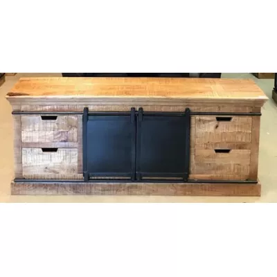 Industrielles Sideboard mit Akzenten des Landhausstiles