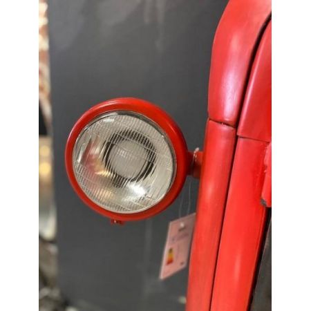 Industrielle Weinbar "Hennes" mit beleuchteten Scheinwerfern, rot