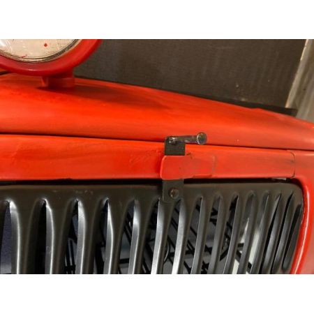 Industrielle Weinbar "Hennes" mit beleuchteten Scheinwerfern, rot