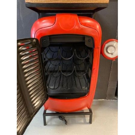 Industrielle Weinbar "Hennes" mit beleuchteten Scheinwerfern, rot