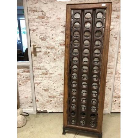 Industrielles Weinregal