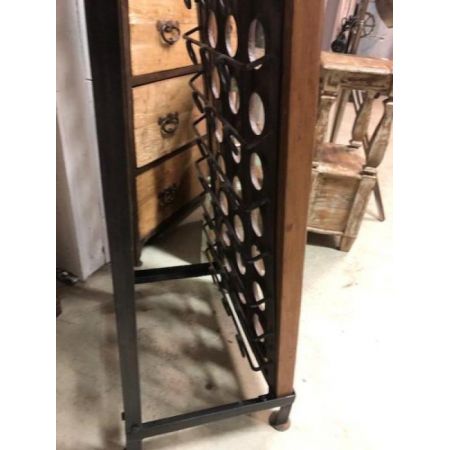 Industrielles Weinregal