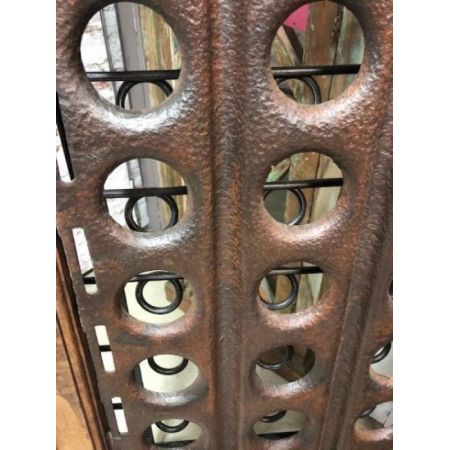 Industrielles Weinregal