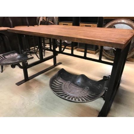 Industrial Style Esstisch Jonas mit drehbaren Sitzen, originale Traktorsitze