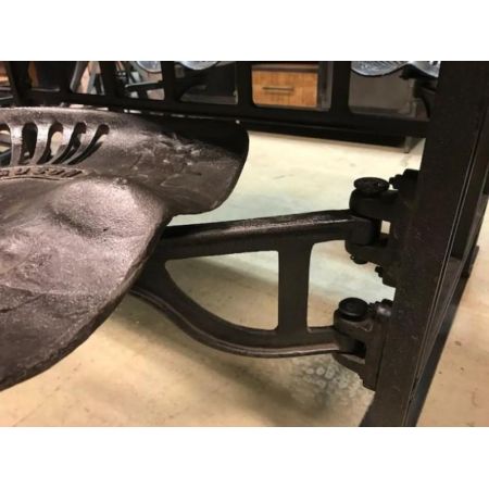 Industrial Style Esstisch Jonas mit drehbaren Sitzen, originale Traktorsitze