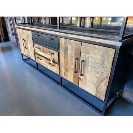 Industrielles Sideboard mit Ansätzen des Bauhausstils