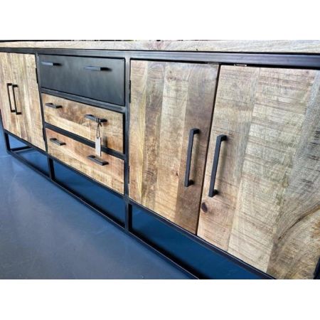 Industrielles Sideboard mit Ansätzen des Bauhausstils