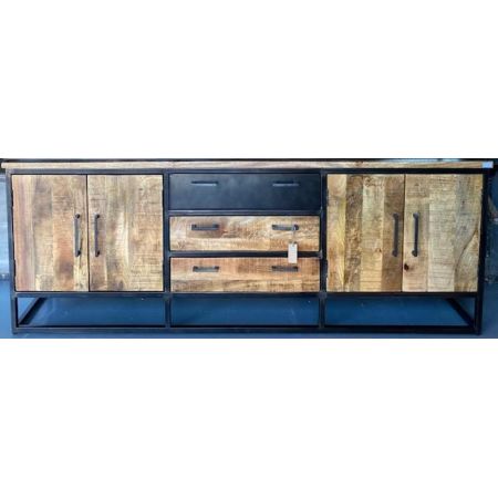 Industrielles Sideboard mit Ansätzen des Bauhausstils