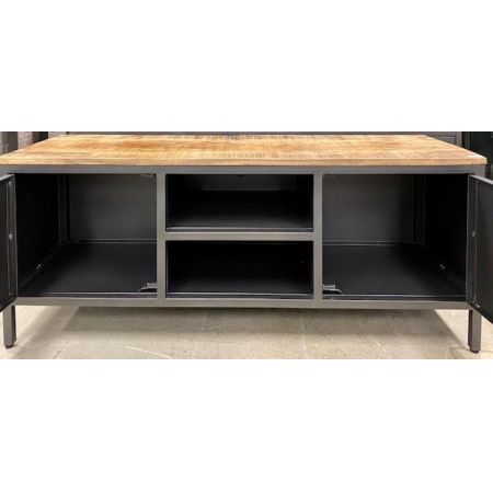 Industrielles Sideboard mit Einflüssen aus dem Bauhausstil