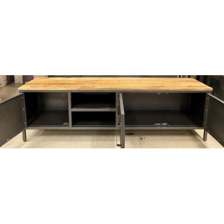 Metallisches Sideboard im Industrial Style