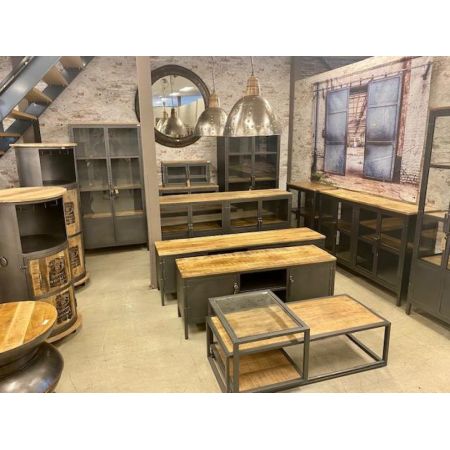 Hohe Vitrine im Industrial Style