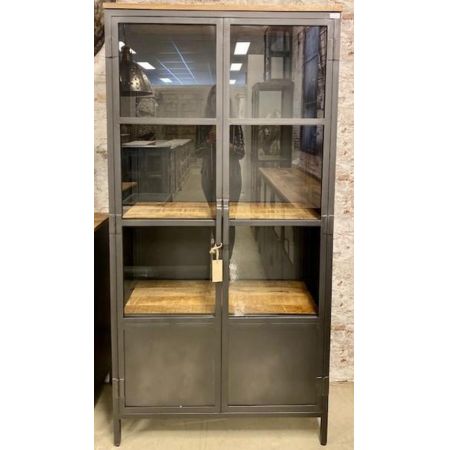 Breite Vitrine im Industrial Style