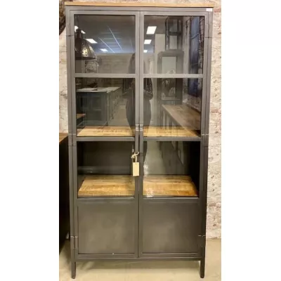 Breite Vitrine im Industrial Style