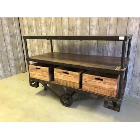 Industrieller Rollwagen mit Akzenten des Landhausstil