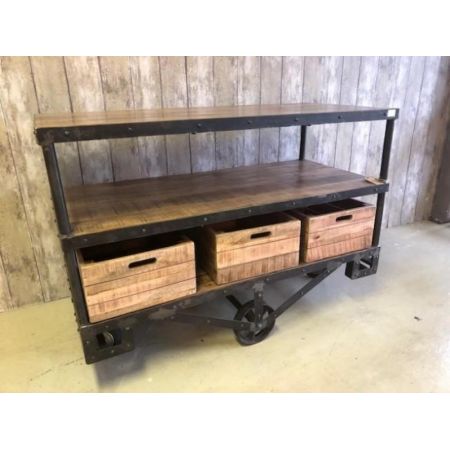 Industrieller Rollwagen mit Akzenten des Landhausstil