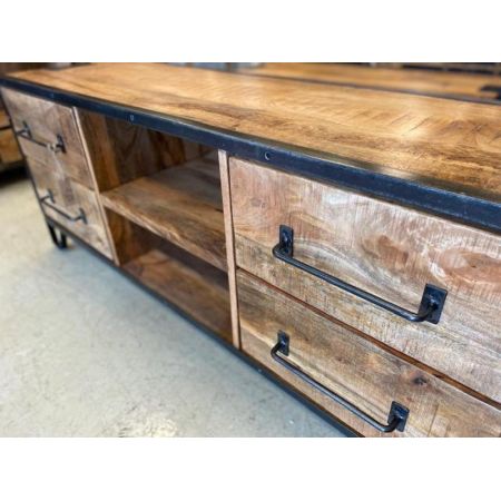 Industrielles Sideboard mit ländlichen Akzenten