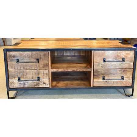 Industrielles Sideboard mit ländlichen Akzenten