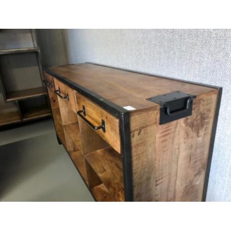Stilvolles industrielles Sideboard mit Schubladen