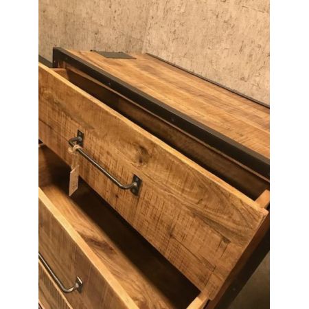 Stilvolle Kommode im Industrial Style