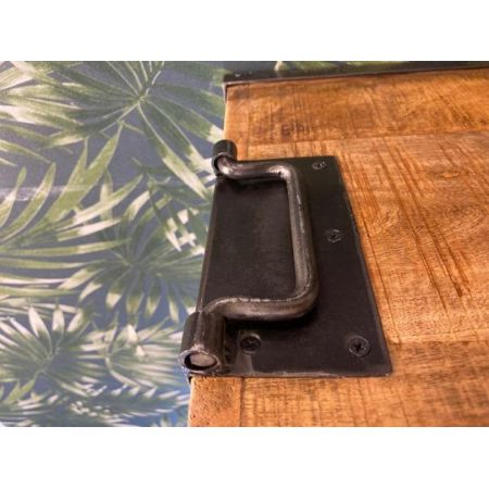 Industrieller Bücherschrank