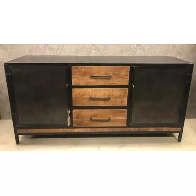 Industrielles Sideboard im metallischen Look