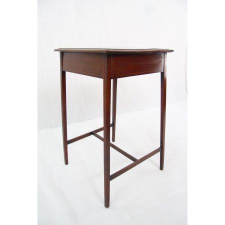 Ausgefallener Beistelltisch aus handpoliertem Mahagoni