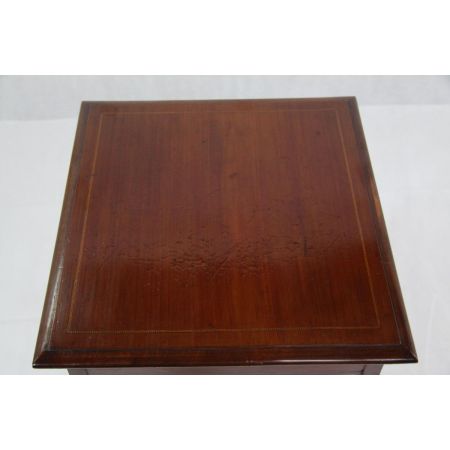 Ausgefallener Beistelltisch aus handpoliertem Mahagoni