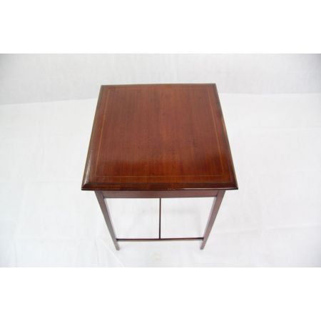 Ausgefallener Beistelltisch aus handpoliertem Mahagoni