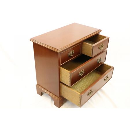 Kleine antike Kommode mit Messinggriffen