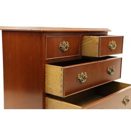 Kleine antike Kommode mit Messinggriffen