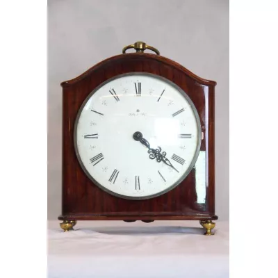 Antike Uhr mit Holzgehäuse