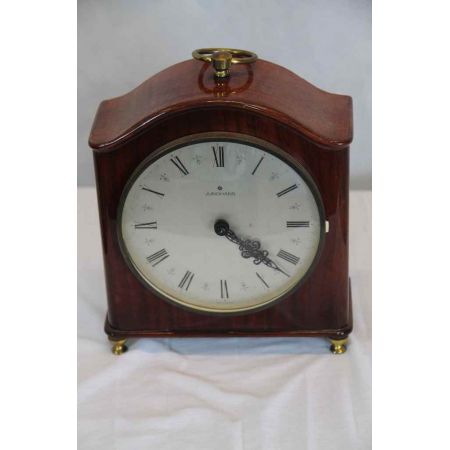 Antike Uhr mit Holzgehäuse