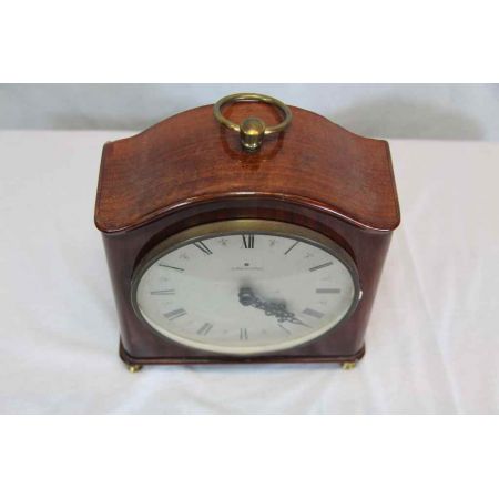 Antike Uhr mit Holzgehäuse