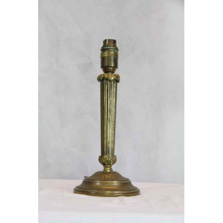 Edler antiker Lampenfuß