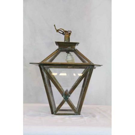 Laterne mit dunklem Metallrahmen