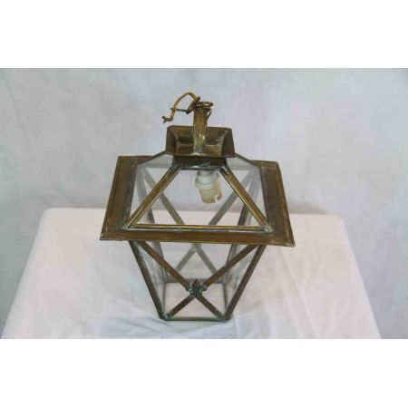 Laterne mit dunklem Metallrahmen