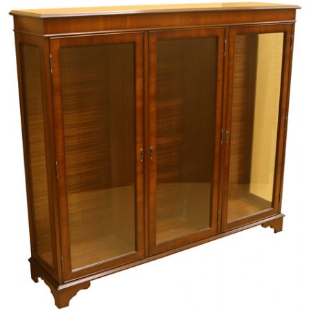 Drei-türiger Vitrinenschrank / Display Cabinet "Portsmouth" in Eibe, Mahagoni u. mehr