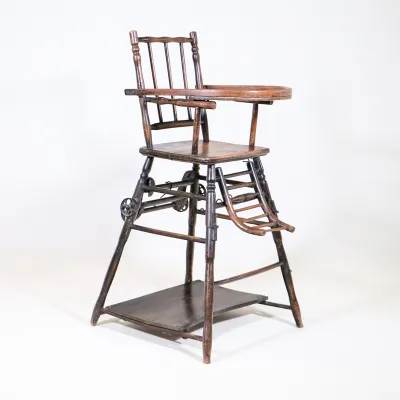 Kinderstuhl Holz Vintage mit Rollen und Spielzeug – ca. 1930, dunkel patiniert