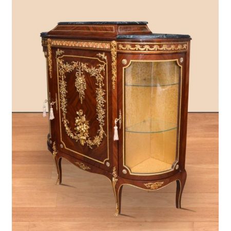 Morris Barock-Kommode mit vergoldeten Ornamenten
