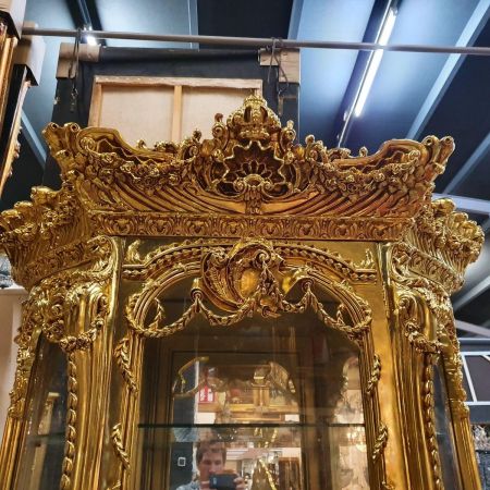 Morris vergoldete Barock-Glasvitrine im Antiken Stil