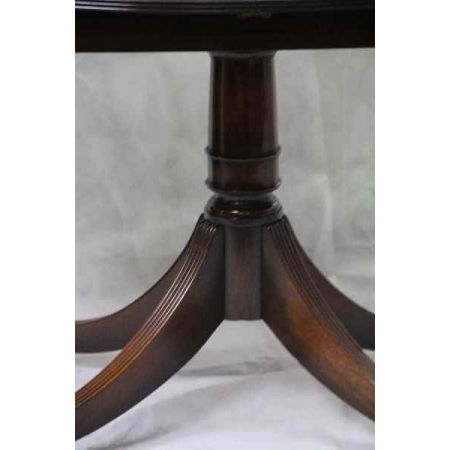 Esstisch Mahagoni Oval handpoliert