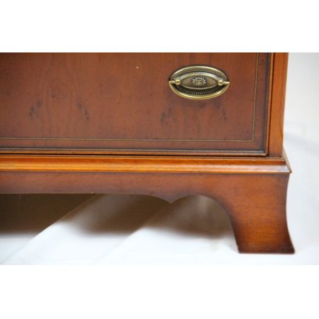 Kommode Heldense, Eibe mit Patina und Schreibfach