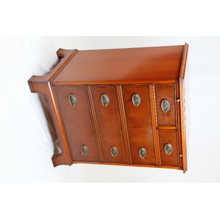 Kommode Heldense, Eibe mit Patina und Schreibfach