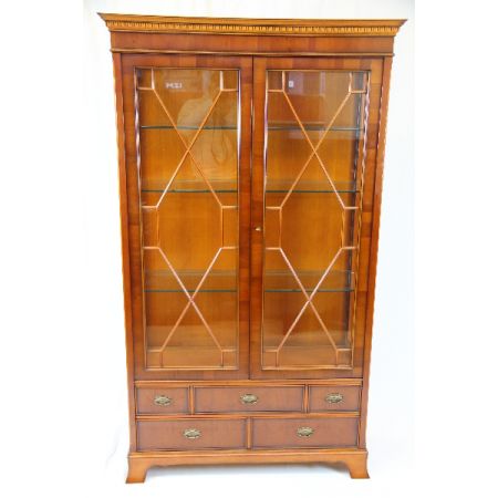 Eibenholz Heldensee Vitrine mit Regency Verglasung