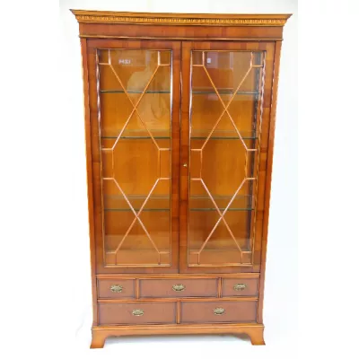 Eibenholz Heldensee Vitrine mit Regency Verglasung