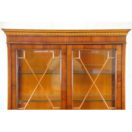 Eibenholz Heldensee Vitrine mit Regency Verglasung