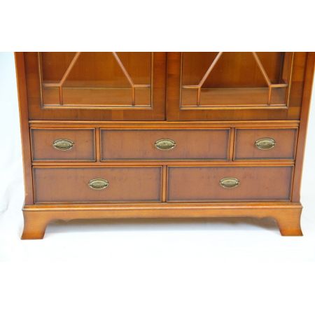 Eibenholz Heldensee Vitrine mit Regency Verglasung