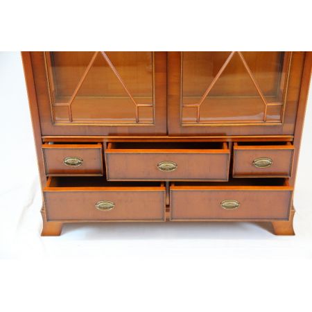 Eibenholz Heldensee Vitrine mit Regency Verglasung