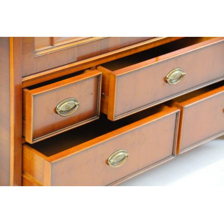 Eibenholz Heldensee Vitrine mit Regency Verglasung